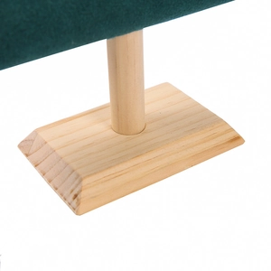 Dettaglio macro della base in legno naturale con fodera in velluto verde scuro sul supporto