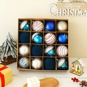Set dettagliato di 16 palline di Natale blu e argento in una scatola regalo marrone rustica