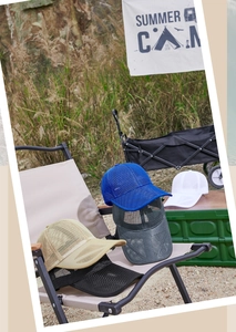 Atmungsaktive Mesh-Basecaps in fünf Farben bei einem Outdoor-Camping-Setup präsentiert