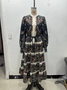 Details des mehrstöckigen Paisley-Print-Kleides mit langen Ärmeln und Rüschenrock