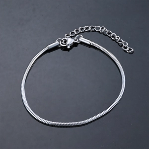 Détail du bracelet en maille serpent argentée en acier inoxydable avec fermoir mousqueton