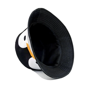 Schwarz-weißer Fischerhut mit Cartoon-Pinguin-Druck, orangefarbenem Schnabel und Nähten
