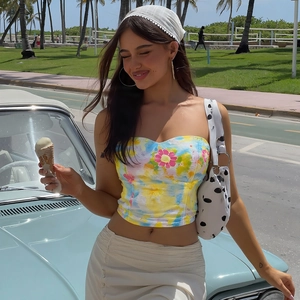 Détail d'un haut bustier à fleurs avec coupe slim et design court pour un look d'été