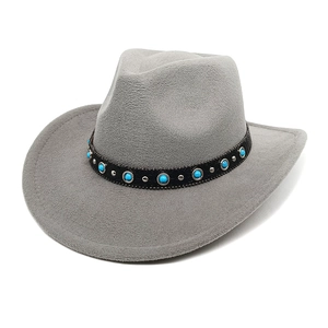 Vista dettagliata di un cappello da cowboy in lana grigia con fascia in turchese