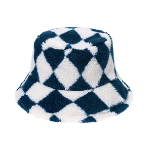 Dettaglio della trama a rombi blu e bianchi e del morbido tessuto di questo cappello