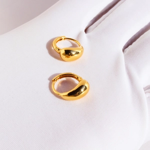 Boucles d'oreilles créoles dorées minimalistes en forme de goutte au fini miroir poli