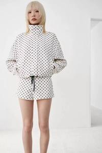 Detail von Polka-Dot-Freizeitset mit Stehkragenjacke und Kordelzug-Shorts