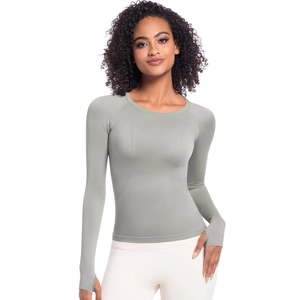 Dettaglio del top sportivo a maniche lunghe slim fit con fori per i pollici e maglia