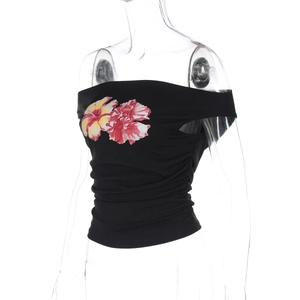 Détail du crop top noir à épaules dénudées avec imprimé fleur d'hibiscus rouge et jaune
