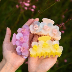 Trois pinces à cheveux en acétate avec fleurs 3D mates en violet, bleu et jaune pastel