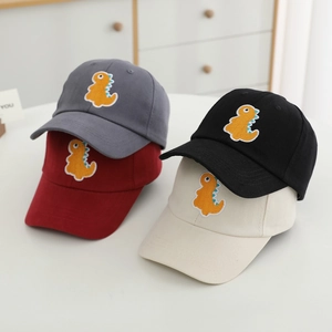 Détail de la broderie dinosaure jaune sur les casquettes de baseball en coton pour enfants