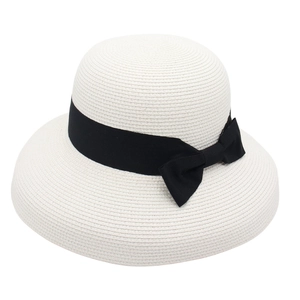 Elegante cappello di paglia bianco con nastro nero e fiocco per protezione solare estiva
