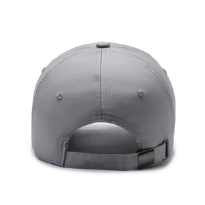 Casquette de baseball grise à séchage rapide avec bande réfléchissante et boucle réglable