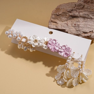 Coffret de dix paires de boucles d'oreilles fleurs et perles dorées et violettes