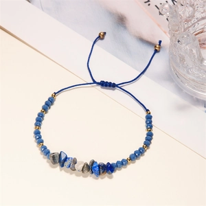 Details eines handgefertigten Armbands mit blauen Perlen und Natursteinen, verstellbar
