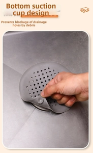 Dettaglio del filtro per lavello in silicone grigio con ventosa su acciaio inox