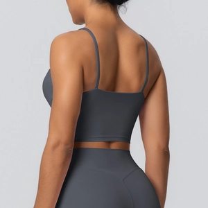 Vue détaillée du haut de yoga gris foncé avec dos nu et legging de sport taille haute