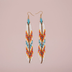 Boucles d'oreilles bohèmes à longs pompons avec perles faites main et motifs ethniques