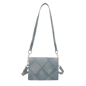 Piccola borsa a tracolla in denim blu trapuntato con cinturino regolabile e oro metallo