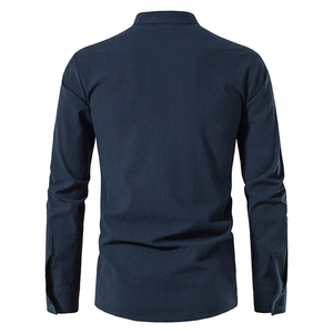 Achteraanzicht van een marineblauw katoenen linnen shirt met lange mouwen en opstaande kraag