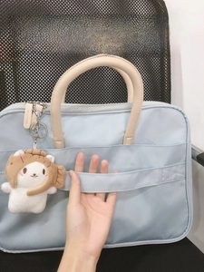 Hellblaue Laptoptasche mit Trolley-Schlaufe für Gepäck und Katzen-Plüschanhänger