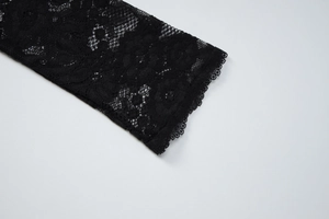 Détail de la dentelle noire raffinée avec motifs ajourés et bords festonnés
