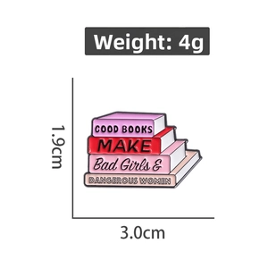 Vue détaillée du pin's en émail pile de livres avec dimensions de 3,0 cm x 1,9 cm