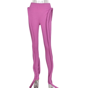 Detailansicht der rosa dekonstruierten High-Waist-Jogginghose mit langen Bändern