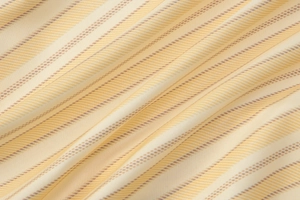 Vue macro détaillée du tissu rayé jaune et crème avec une texture de sergé fine