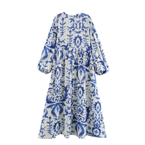 Boho-Kleid mit blau-weißem Blumenmuster, V-Ausschnitt, Laternenärmeln und Bindegürtel
