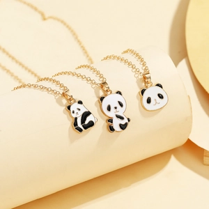 Tre collane di panda carine con cornici dorate e smalto su supporti display