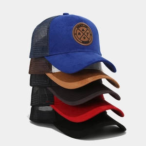 Casquettes trucker respirantes en suédine et mesh en cinq couleurs avec écusson