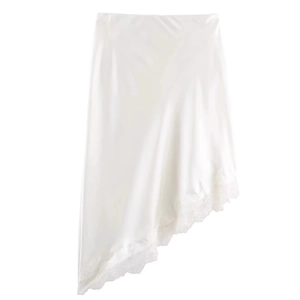 Jupe blanche en satin à ourlet asymétrique en dentelle avec finition brillante
