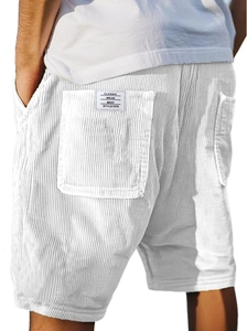 Detailweergave van de achterzak van een corduroy short met vintage geborduurd label erop