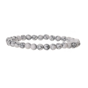 Détail du bracelet en perles de turquoise blanche avec textures noires naturelles