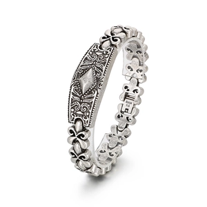 Bracelet vintage en acier inoxydable avec reliefs floraux et finition argent antique