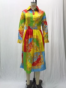 Vista de detalle de vestido largo con estampado barroco, patchwork de colores y oro fino