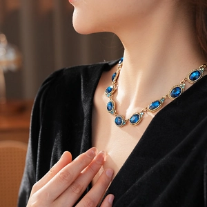 Gros plan d'un collier de style vintage avec des pierres précieuses ovales bleu marine