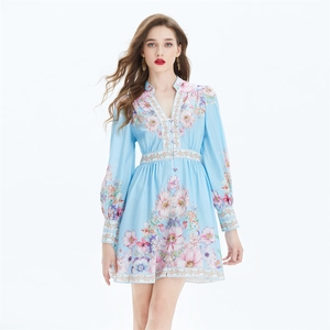 Robe longue en lin à fleurs avec manches lanternes et col en V en bleu clair