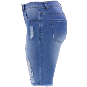Vue latérale du short en jean bleu clair délavé avec déchirures et ourlets effilochés