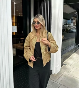 Vista street style di una giacca di paillettes dorata con collo alto per un look chic