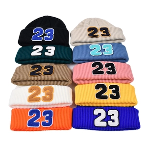 Colección de gorros de punto con bordado número 23 en diez colores variados