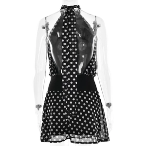 Détail de la robe à pois avec dos nu licou et large ceinture élastique noire en mousseline