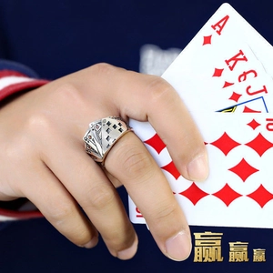 Nahaufnahme eines Vintage-Silber-Pokerkartenrings mit antikem Finish und Kartendesign