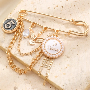 Detail einer Vintage-Sicherheitsnadel-Brosche mit Adler, Perlen und Metallketten