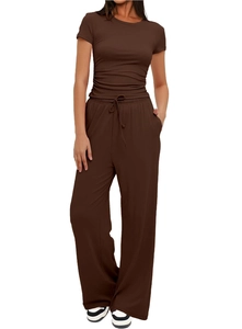 Détail de l'ensemble marron avec haut à manches courtes et pantalon large à cordon serrage
