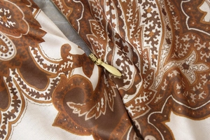 Gros plan d'une fermeture éclair invisible sur une robe longue à imprimé paisley