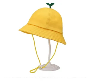 Détail du chapeau de soleil jaune en coton pour enfant avec pousse verte et cordon réglable