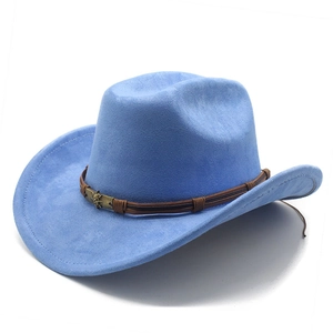 Dettaglio cappello cowboy azzurro scamosciato con cordino intrecciato e fibbia a teschio