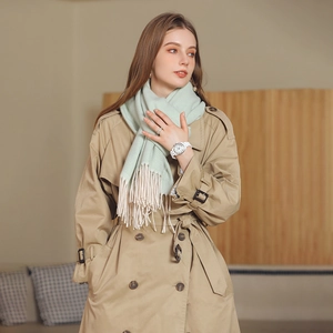 Écharpe femme vert clair à chevrons et franges assortie à un trench-coat kaki